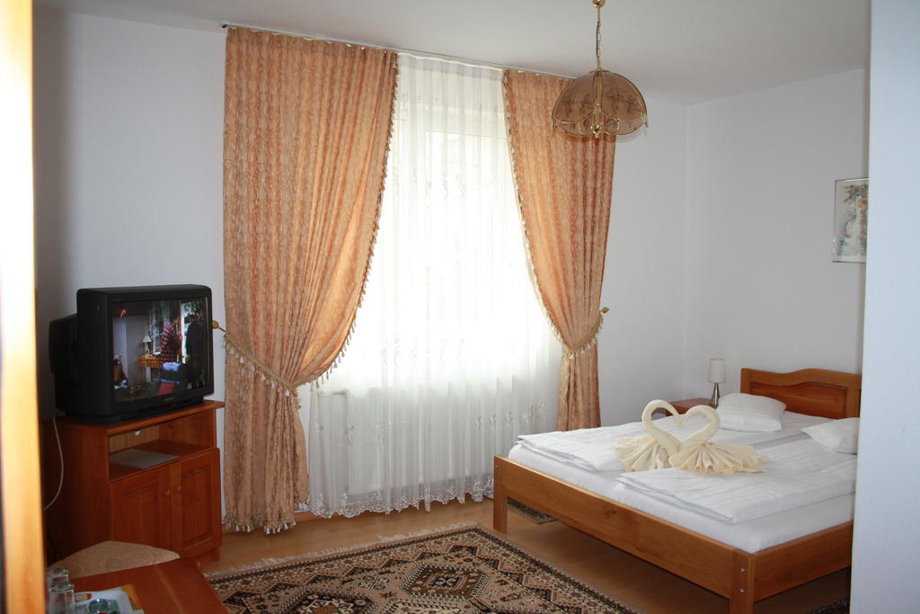 Pensiunea Claudiu Caransebeş Extérieur photo